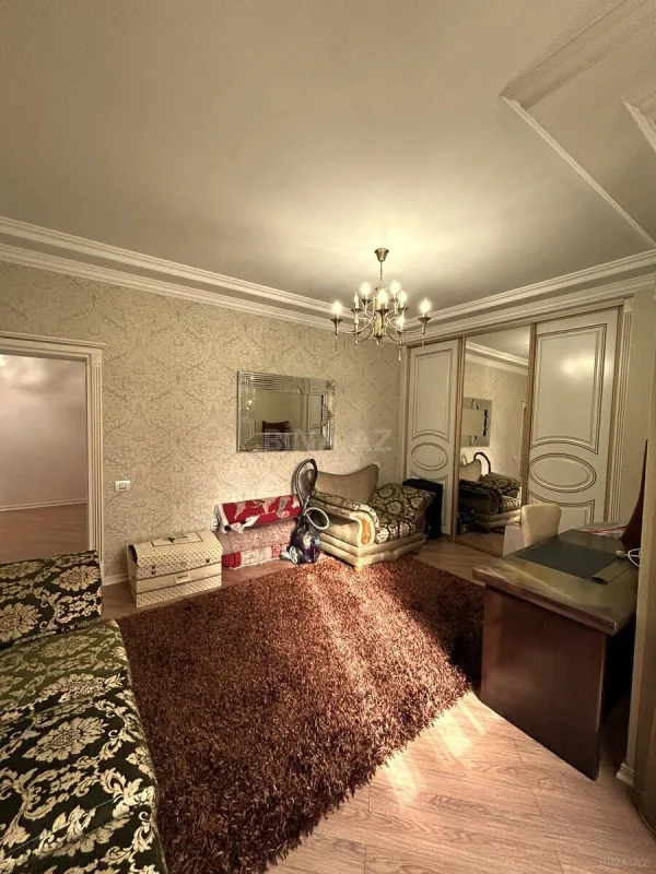 Satılır 4 otaqlı mənzil 215 m²