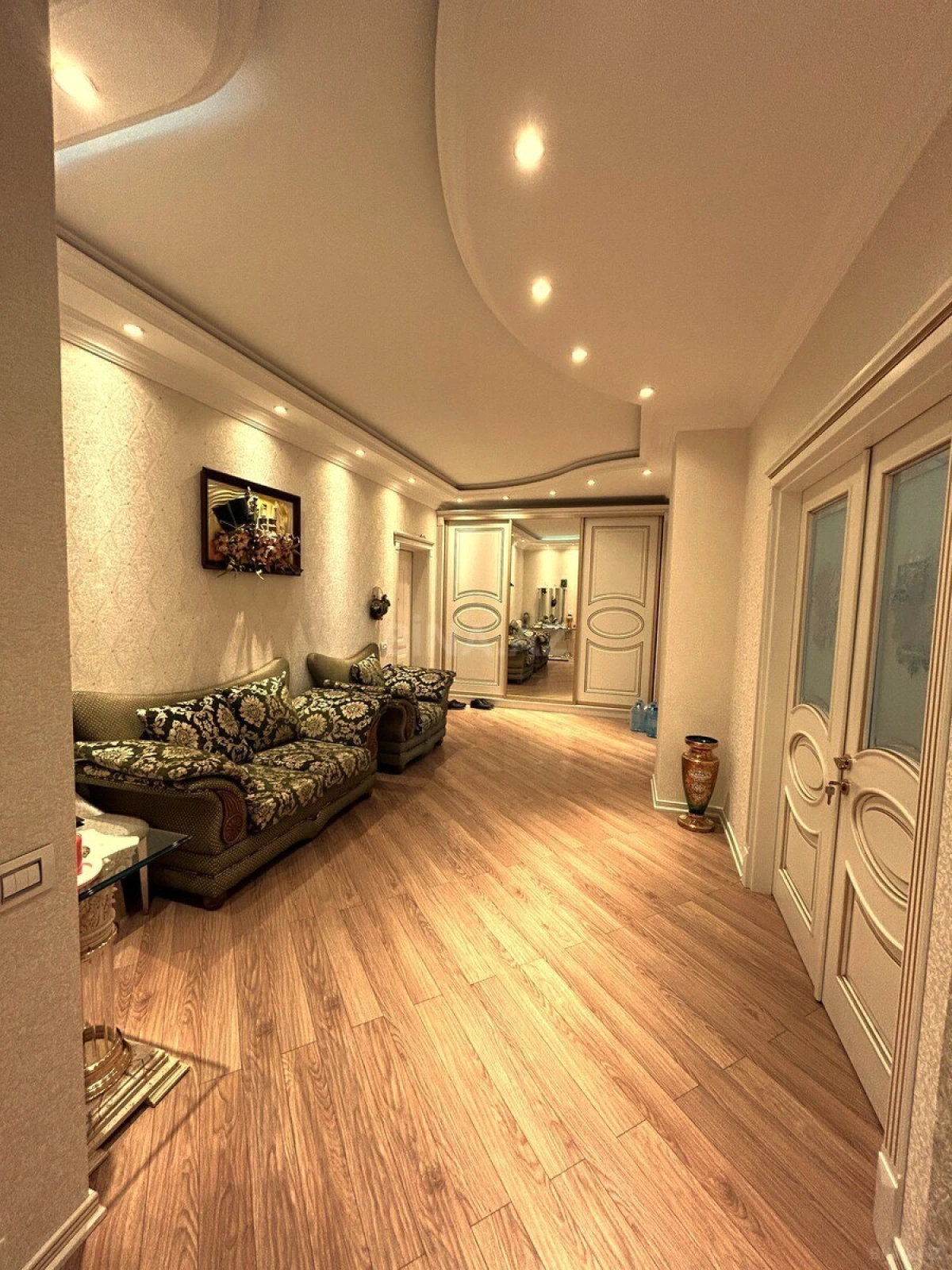 Satılır 4 otaqlı mənzil 215 m²