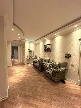 Satılır 4 otaqlı mənzil 215 m²