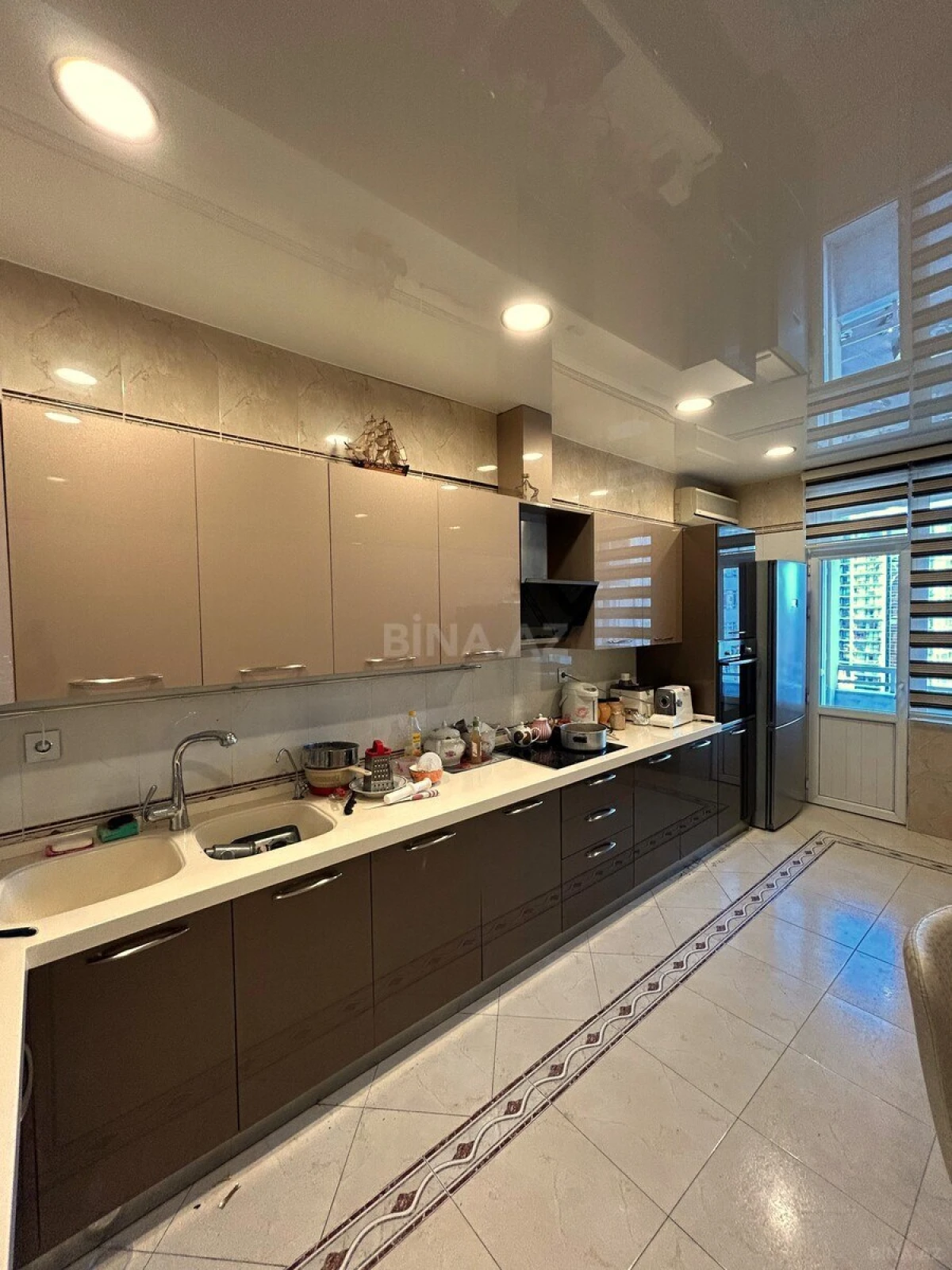 Satılır 4 otaqlı mənzil 215 m²