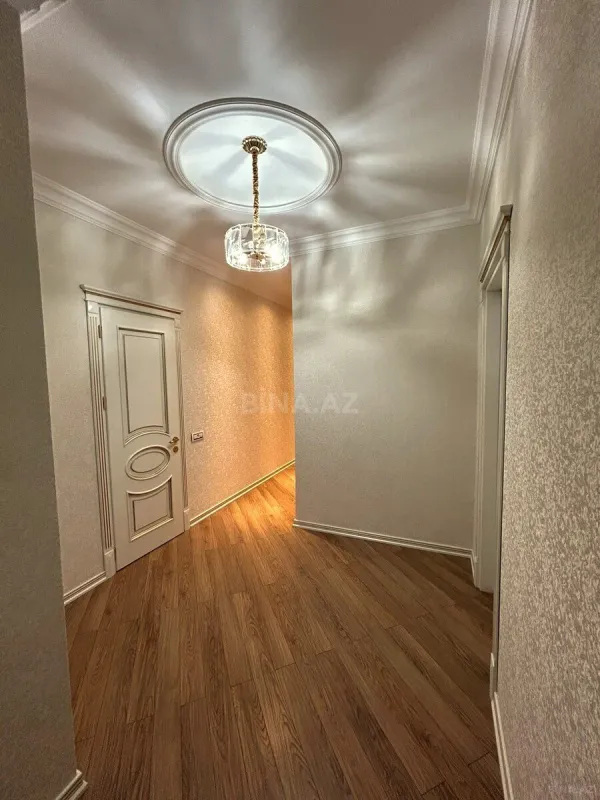 Satılır 4 otaqlı mənzil 215 m²