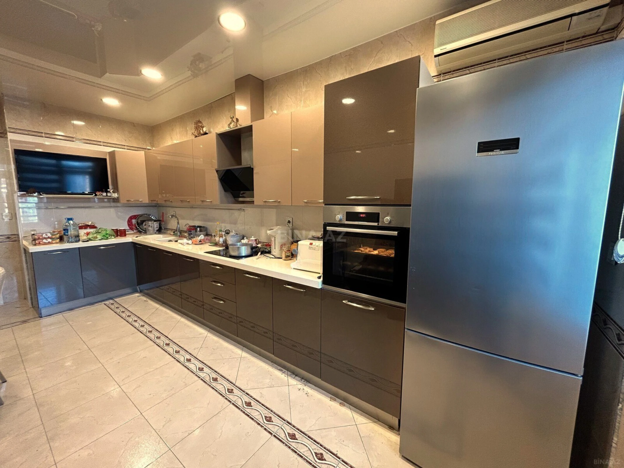 Satılır 4 otaqlı mənzil 215 m²
