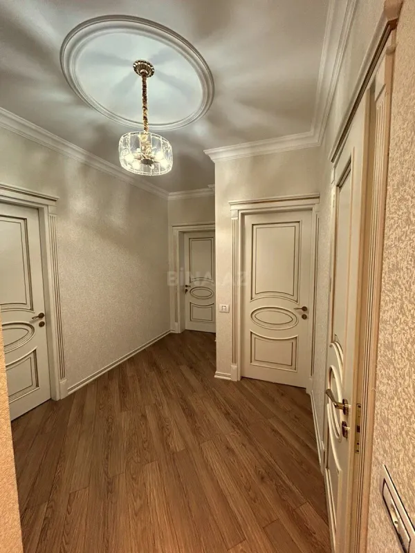 Satılır 4 otaqlı mənzil 215 m²