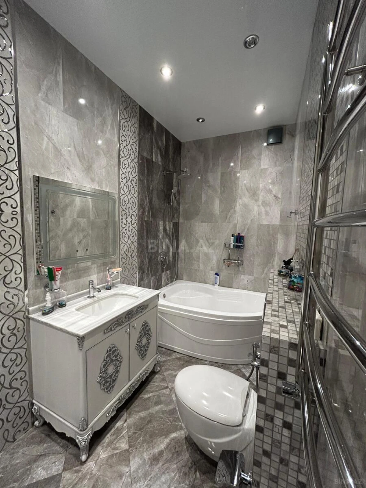 Satılır 4 otaqlı mənzil 215 m²