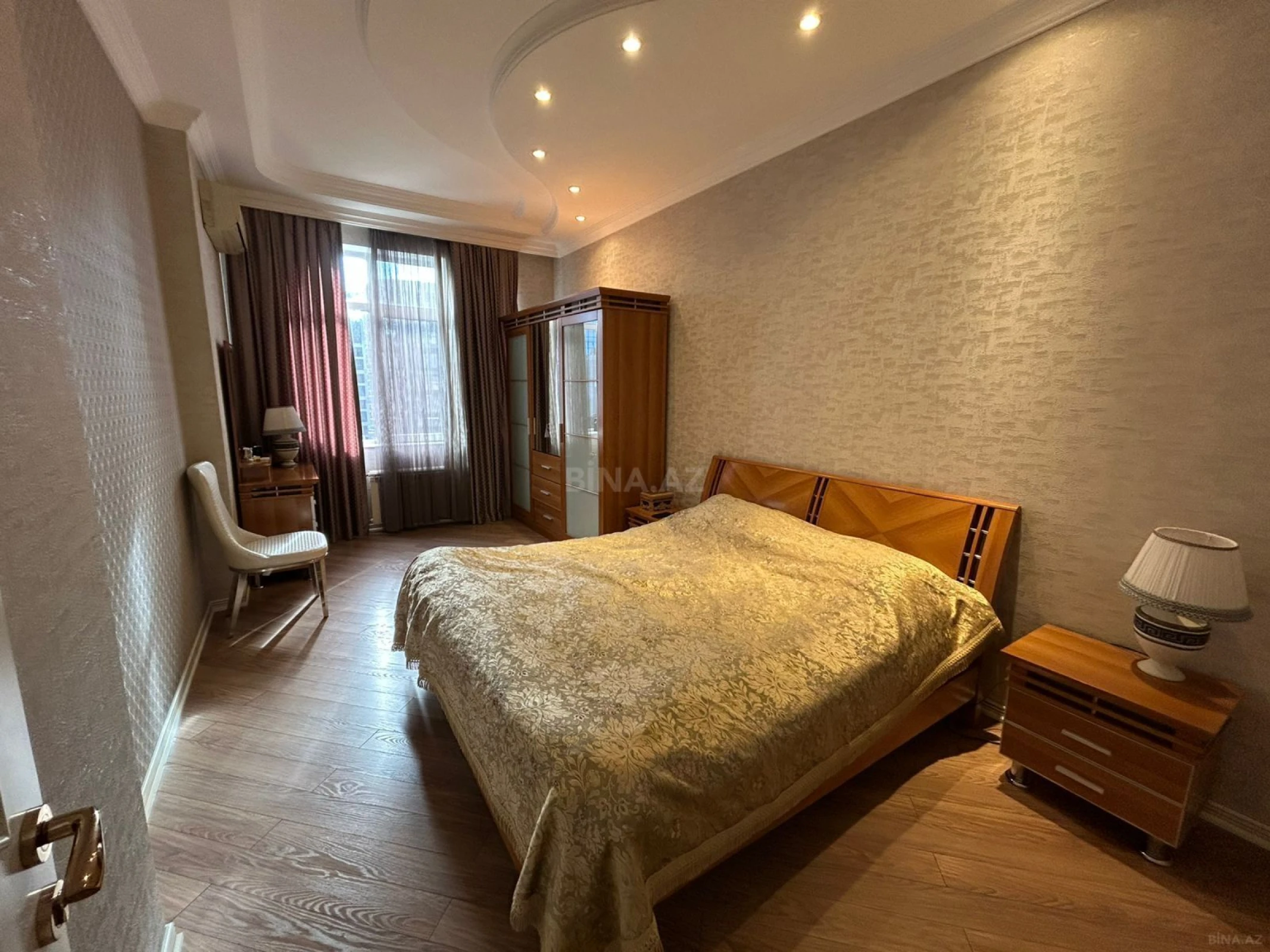 Satılır 4 otaqlı mənzil 215 m²