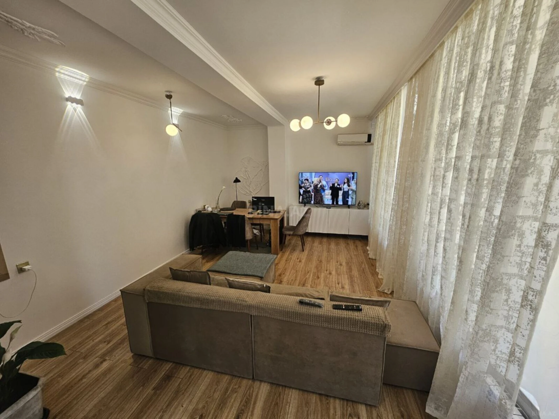 Satılır 5 otaqlı həyət evi 380 m²