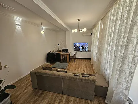 Satılır 5 otaqlı həyət evi 380 m²