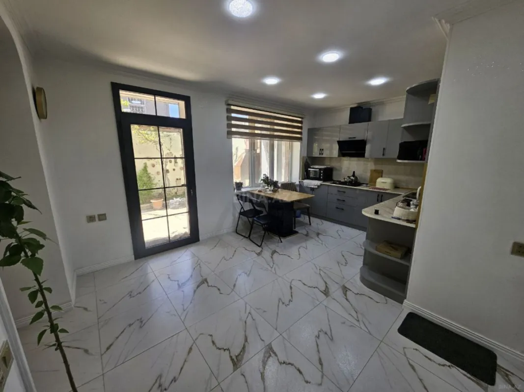 Satılır 5 otaqlı həyət evi 380 m²