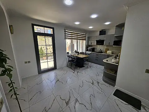 Satılır 5 otaqlı həyət evi 380 m²