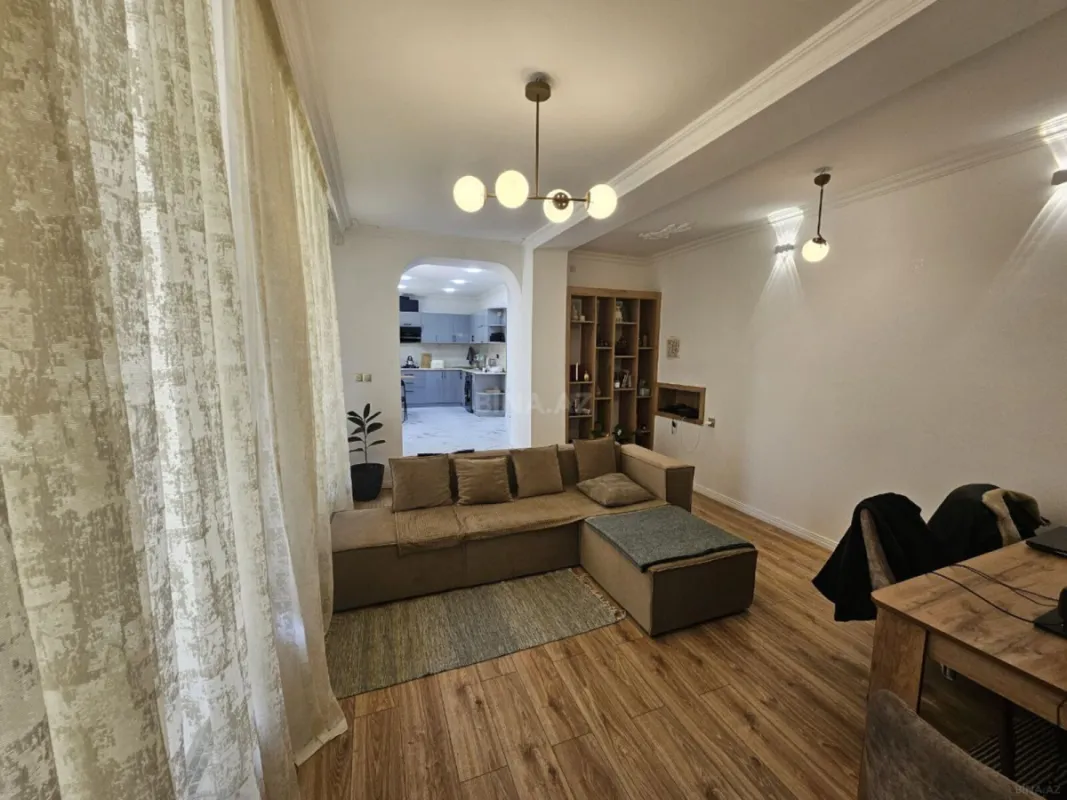 Satılır 5 otaqlı həyət evi 380 m²