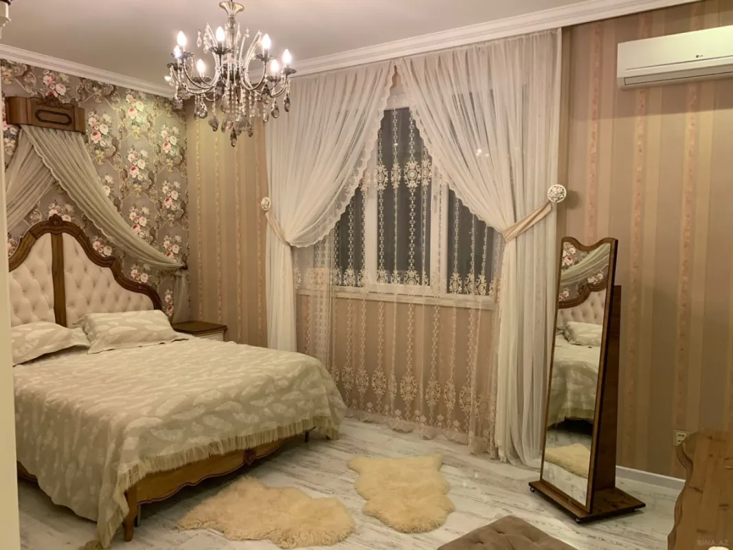 Satılır 3 otaqlı mənzil 135 m²