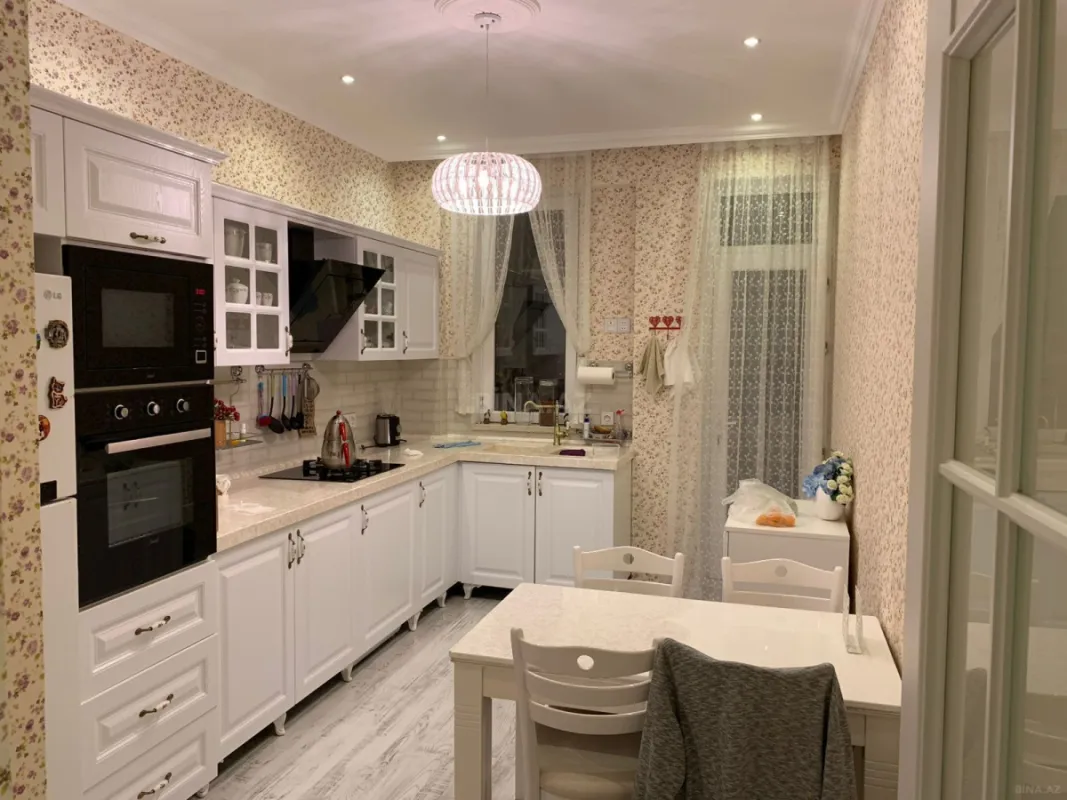 Satılır 3 otaqlı mənzil 135 m²