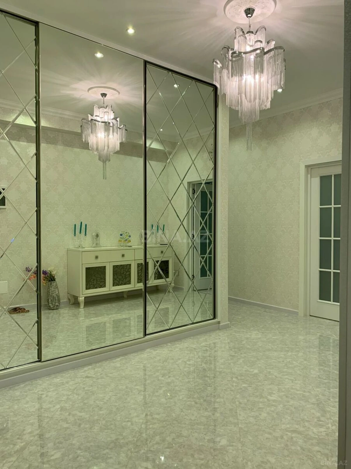 Satılır 3 otaqlı mənzil 135 m²