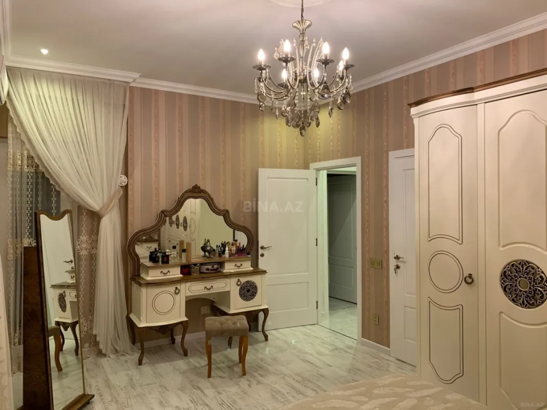 Satılır 3 otaqlı mənzil 135 m²