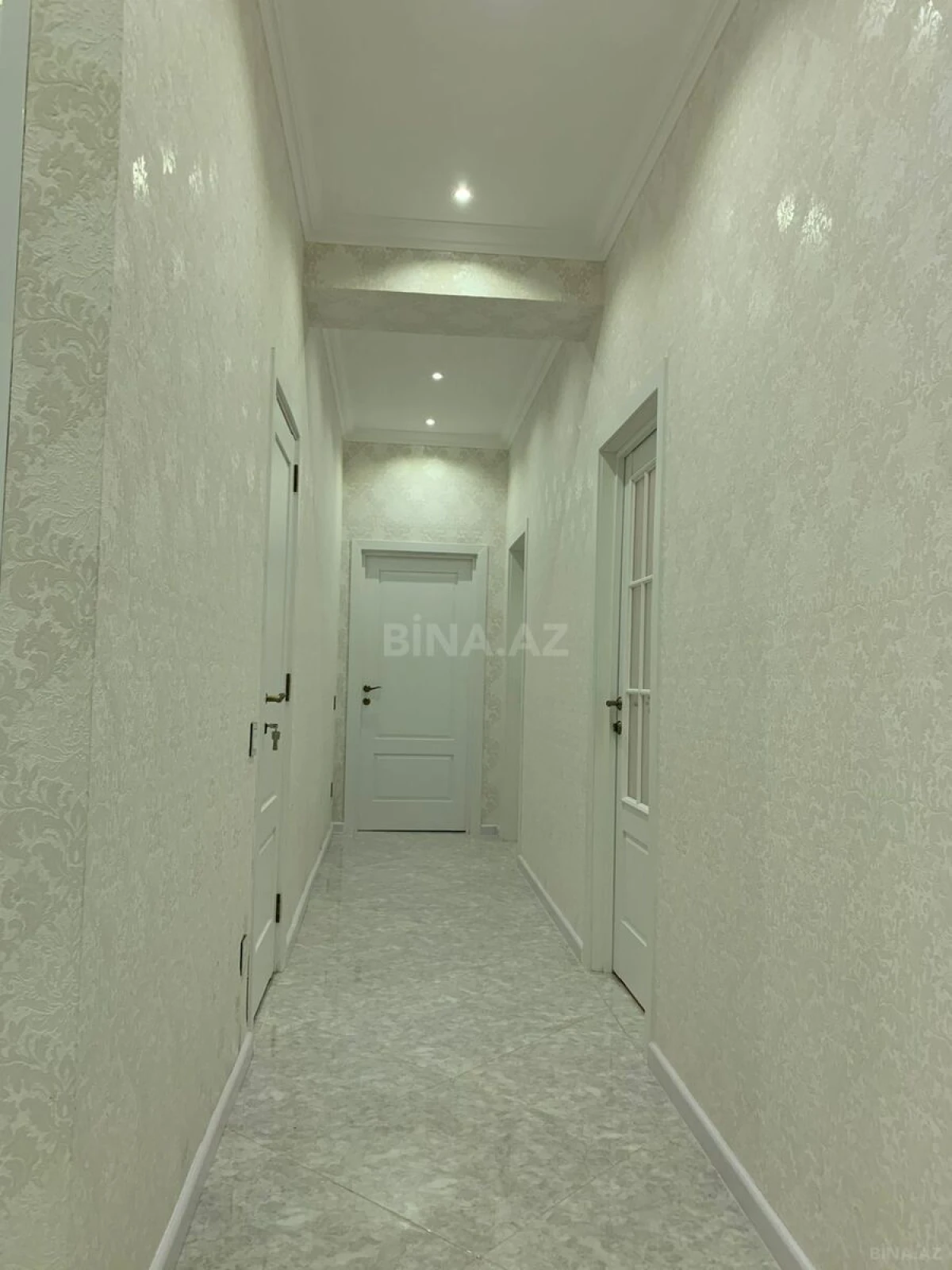 Satılır 3 otaqlı mənzil 135 m²