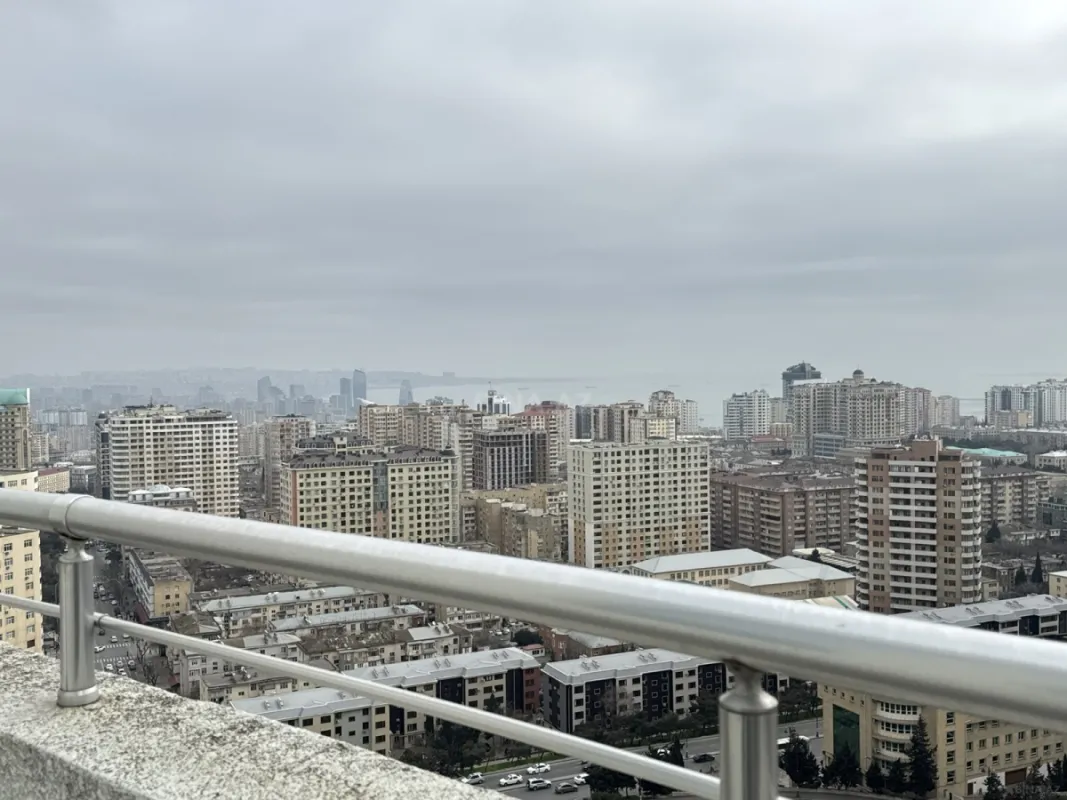 Satılır 4 otaqlı mənzil 187 m²