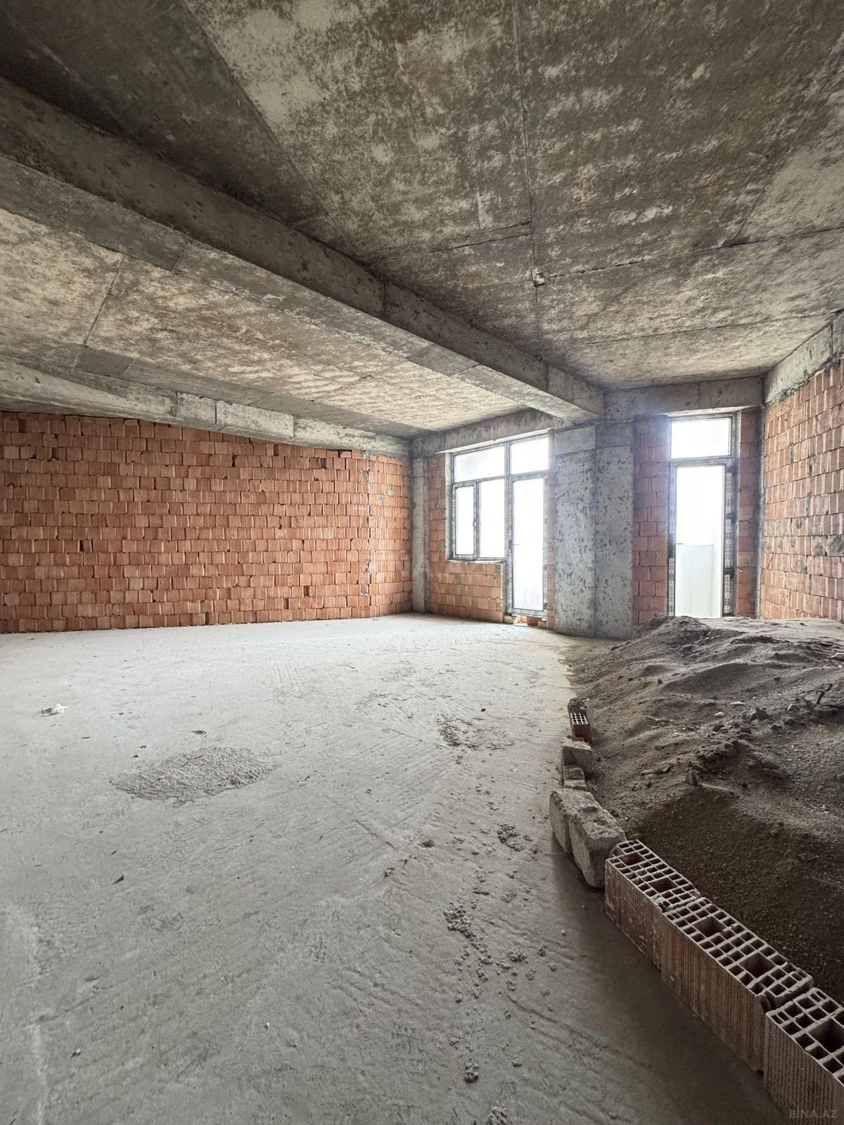 Satılır 4 otaqlı mənzil 187 m²