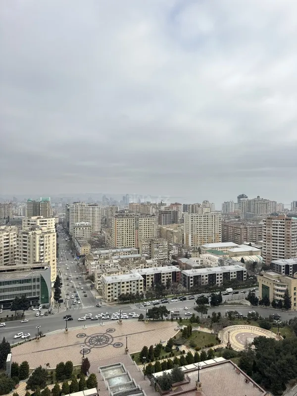 Satılır 4 otaqlı mənzil 187 m²