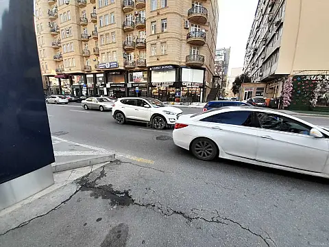 Satılır obyekt 1180 m² — Bakı 1180.00 m²