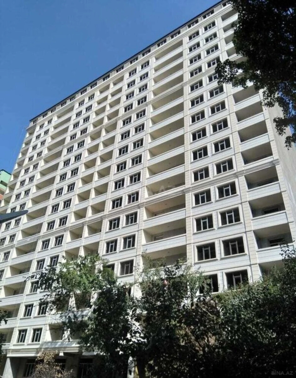 Satılır 4 otaqlı mənzil 145 m²