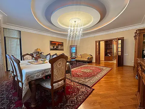 Satılır 3 otaqlı mənzil 167 m²