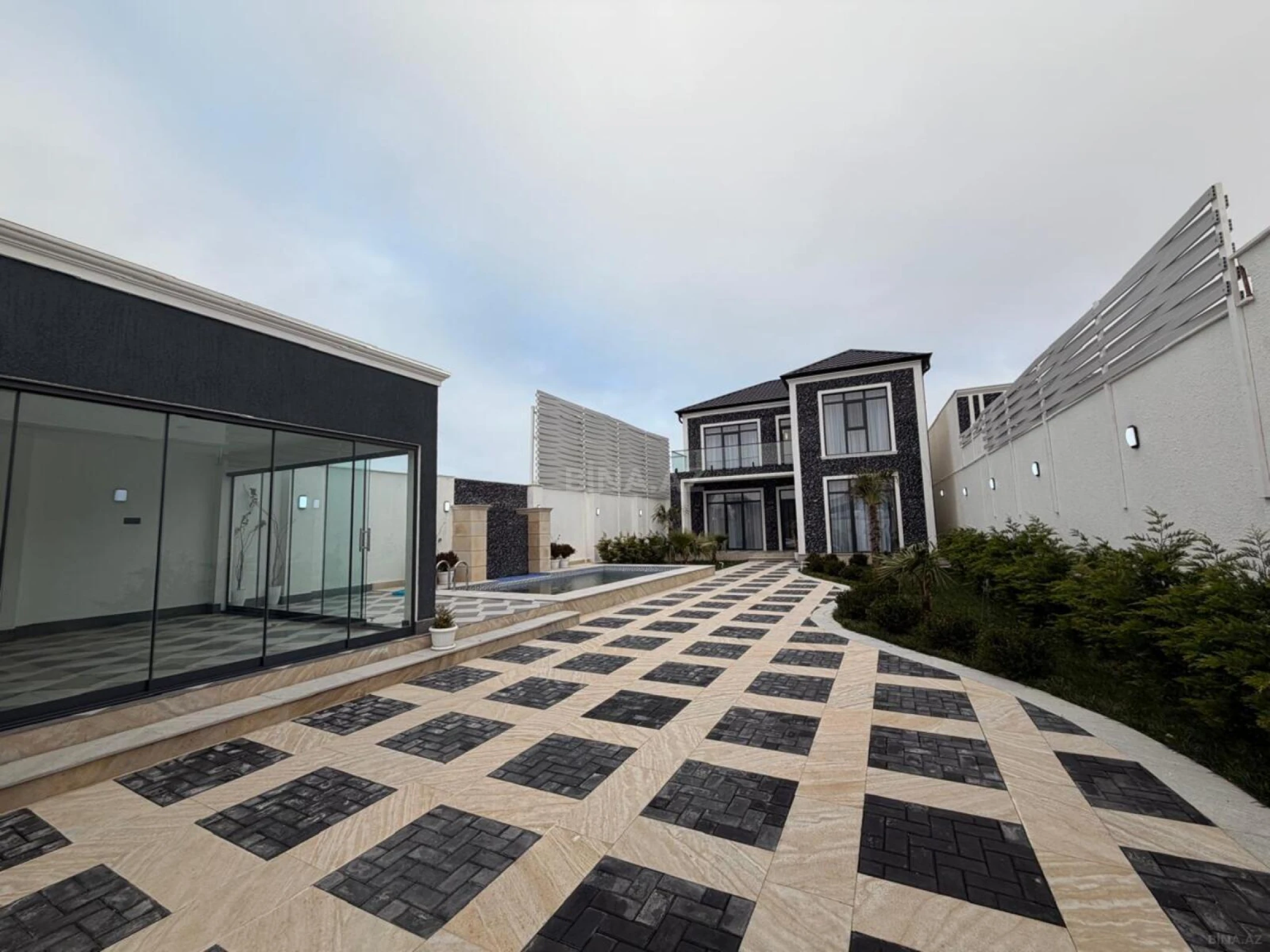 Satılır 5 otaqlı həyət evi 200 m²