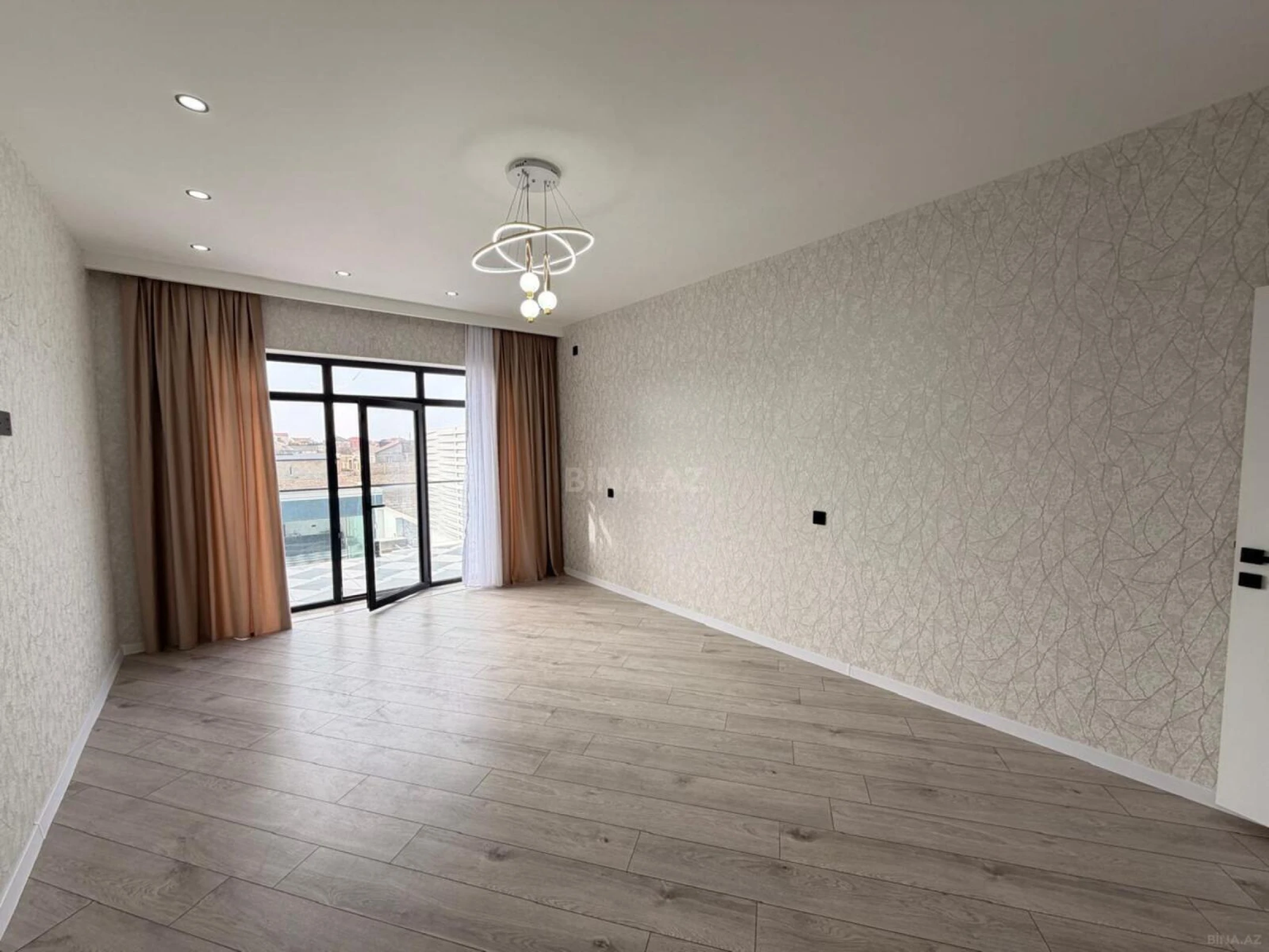 Satılır 5 otaqlı həyət evi 200 m²