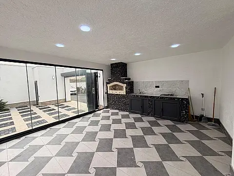Satılır 5 otaqlı həyət evi 200 m²