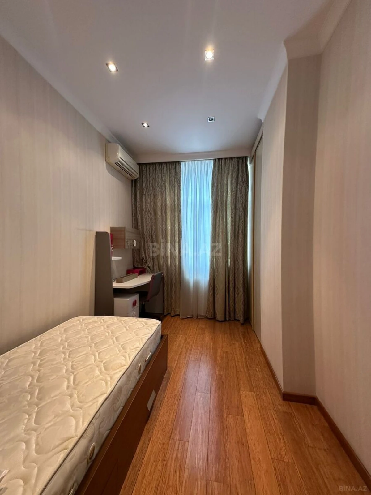 Satılır 3 otaqlı mənzil 109 m²