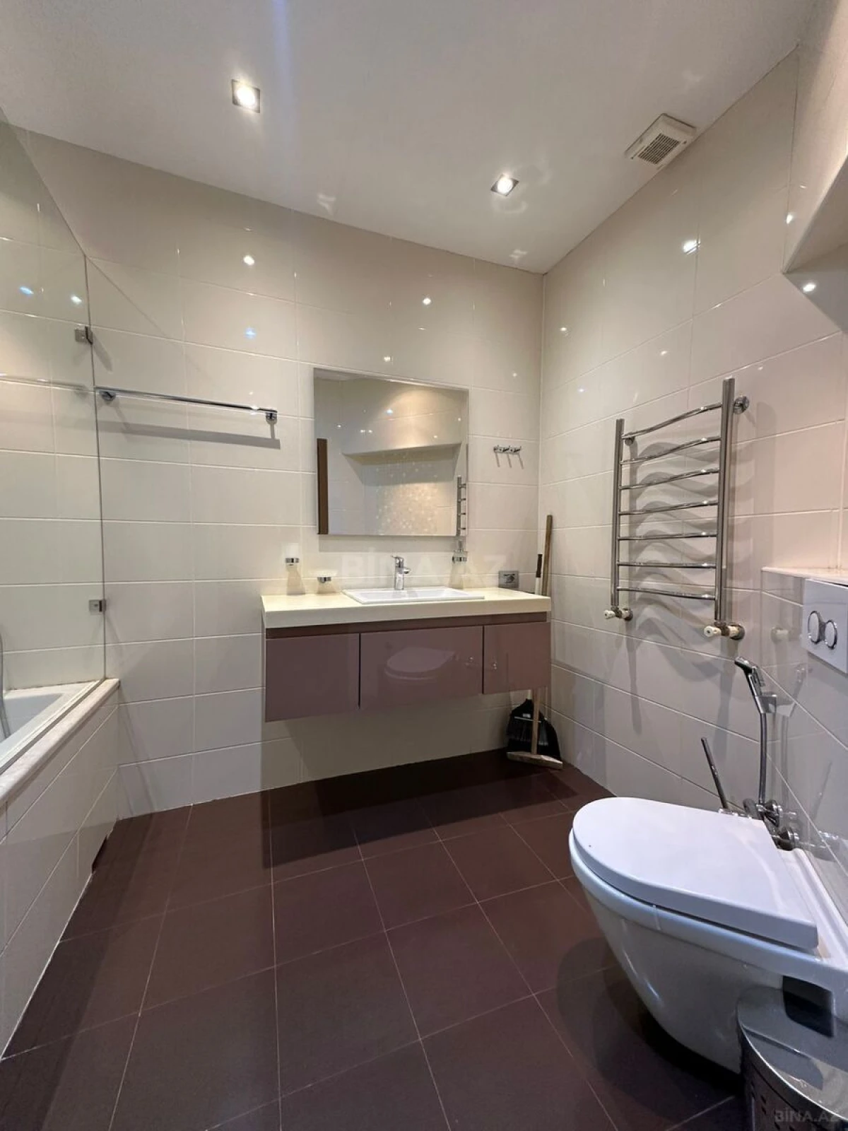 Satılır 3 otaqlı mənzil 109 m²