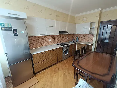 Kirayə verilir 2 otaqlı mənzil 85 m²