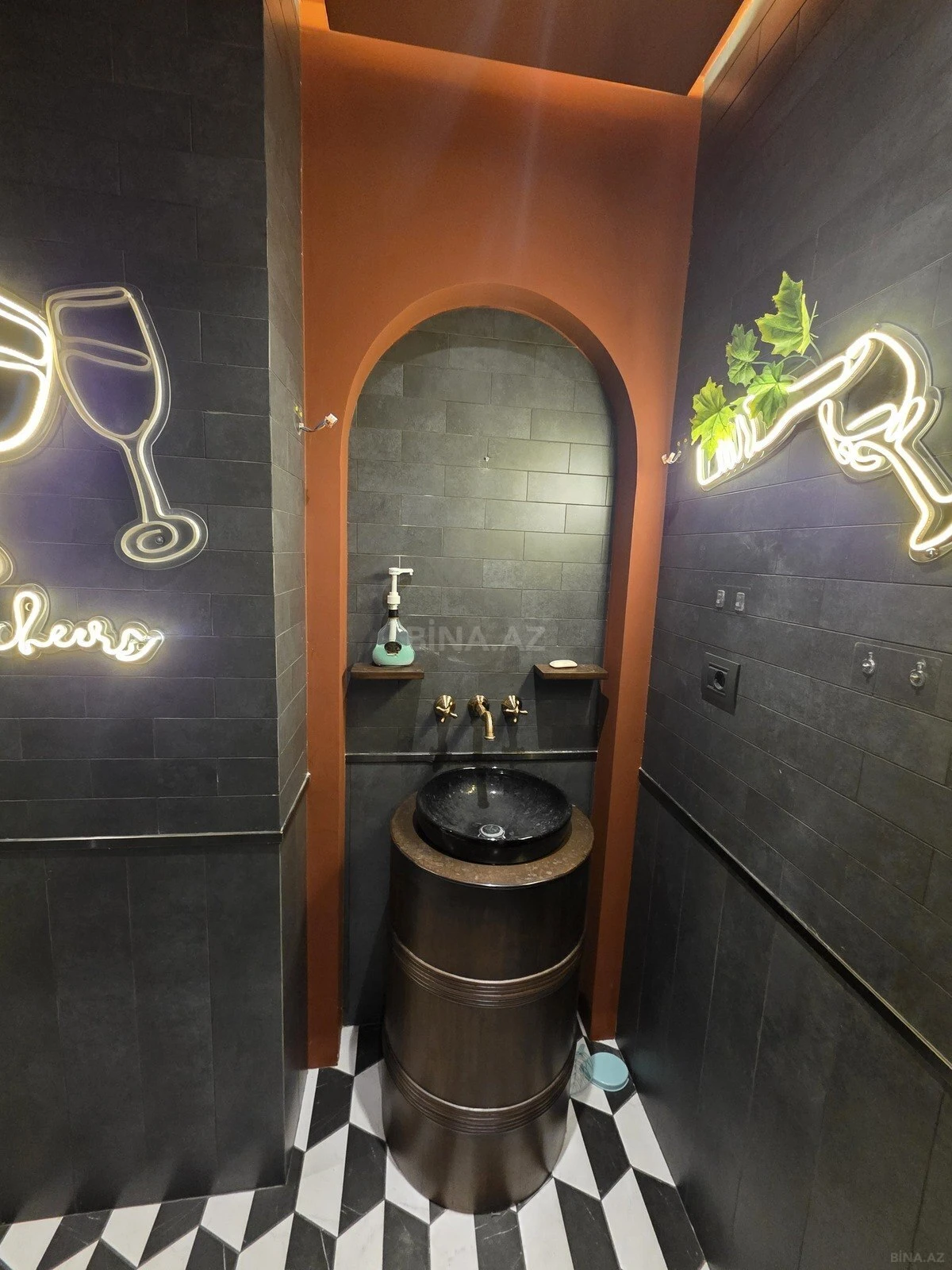 Kirayə verilir obyekt 160 m²