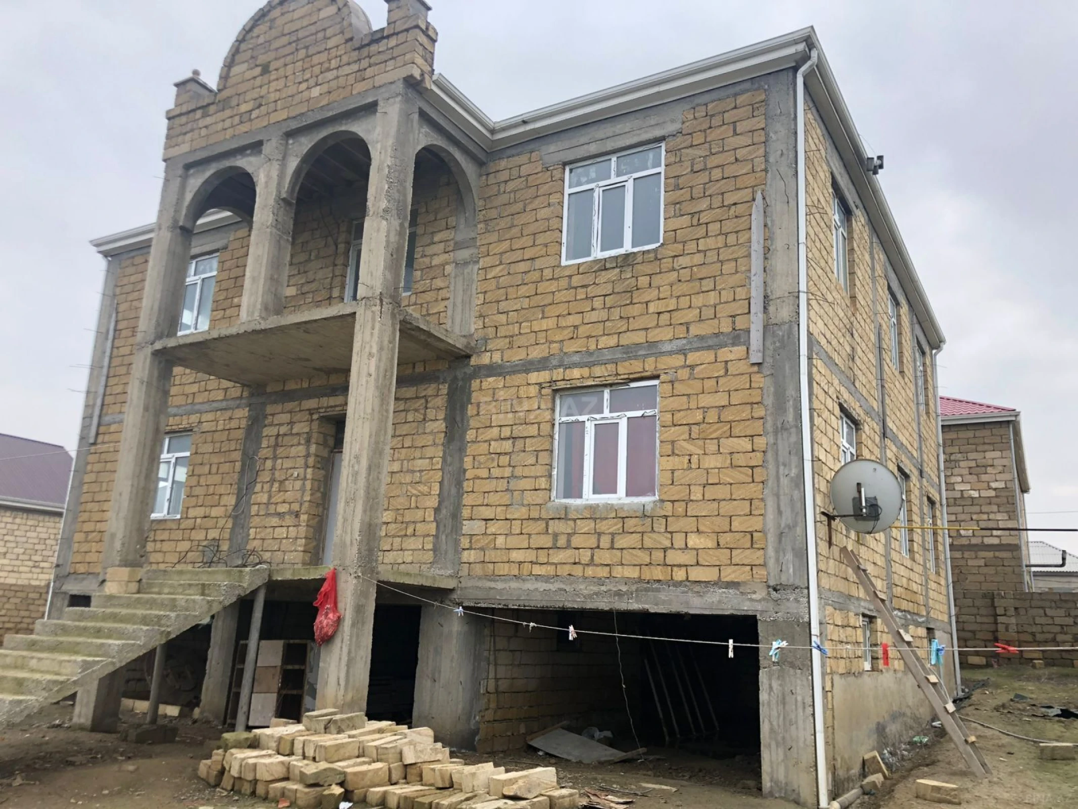 Satılır 9 otaqlı həyət evi 600 m²