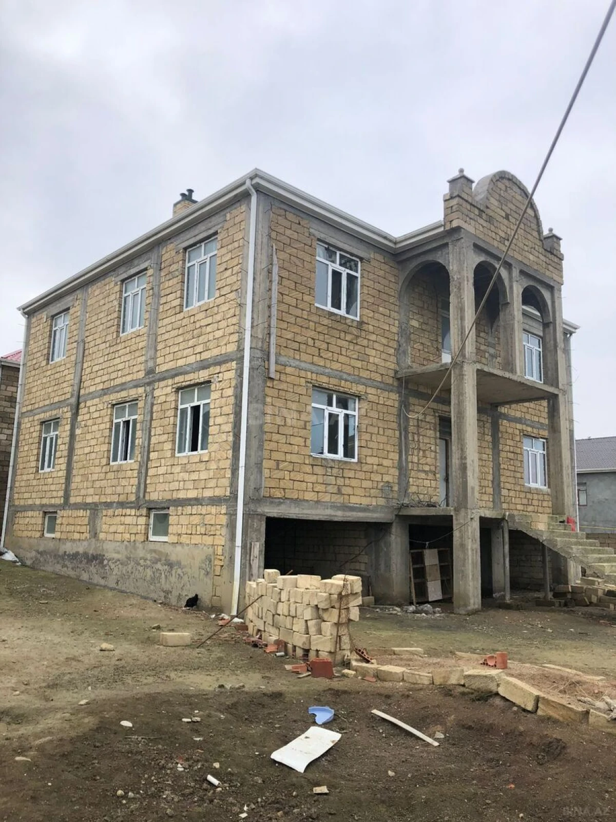 Satılır 9 otaqlı həyət evi 600 m²