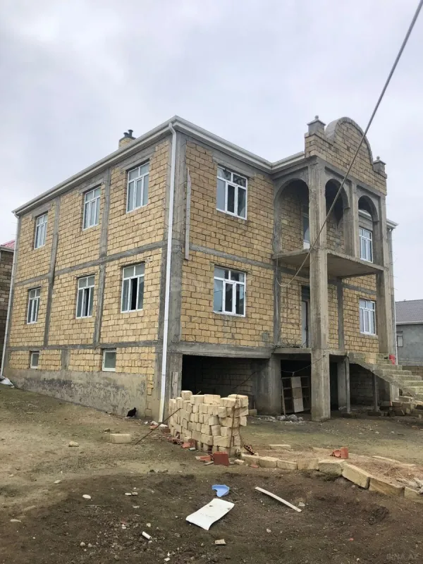 Satılır 9 otaqlı həyət evi 600 m²