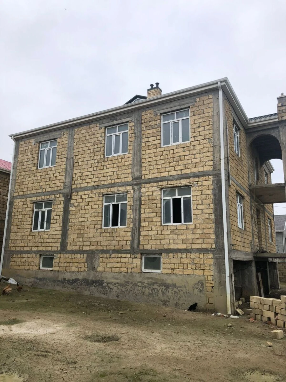 Satılır 9 otaqlı həyət evi 600 m²