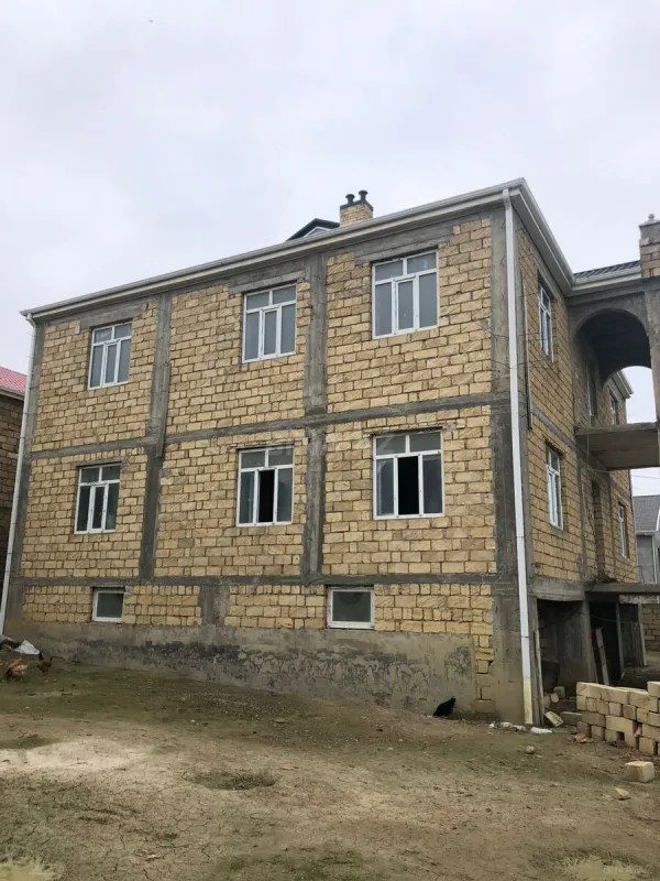 Satılır 9 otaqlı həyət evi 600 m²