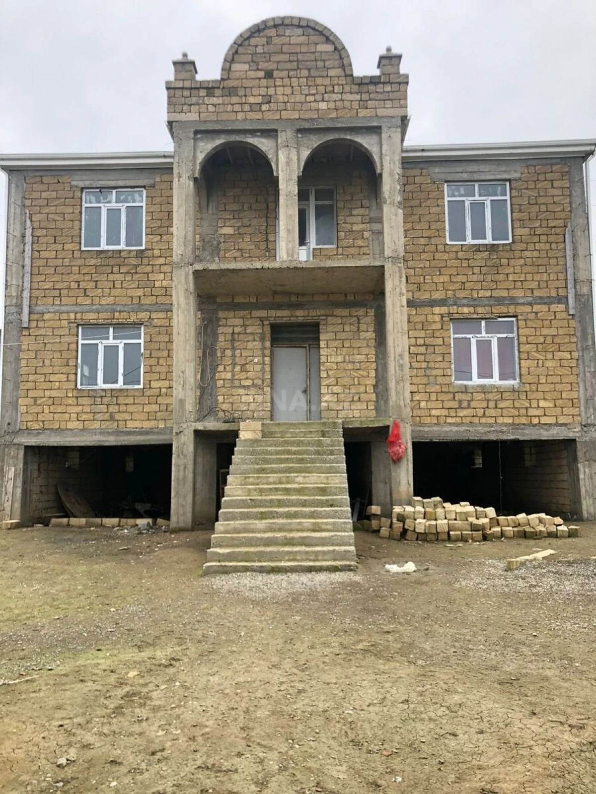 Satılır 9 otaqlı həyət evi 600 m²