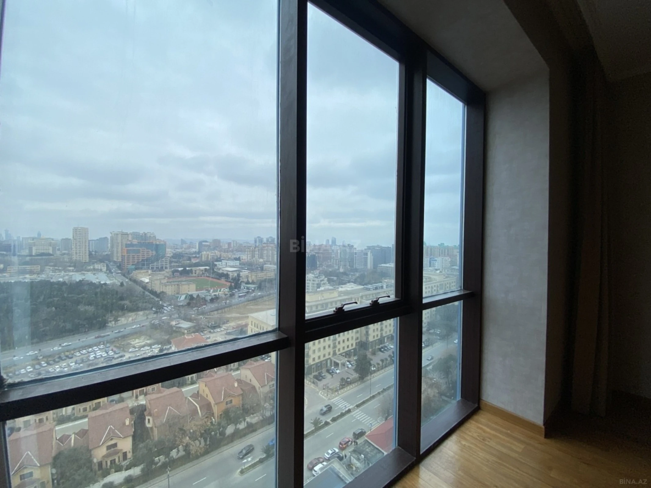 Satılır 4 otaqlı mənzil 210 m²