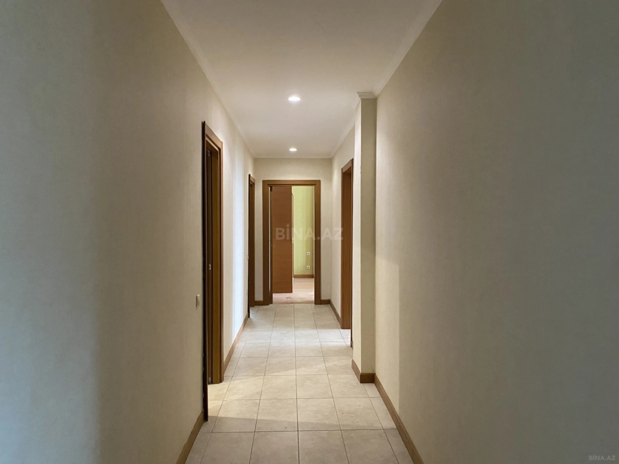 Satılır 4 otaqlı mənzil 210 m²