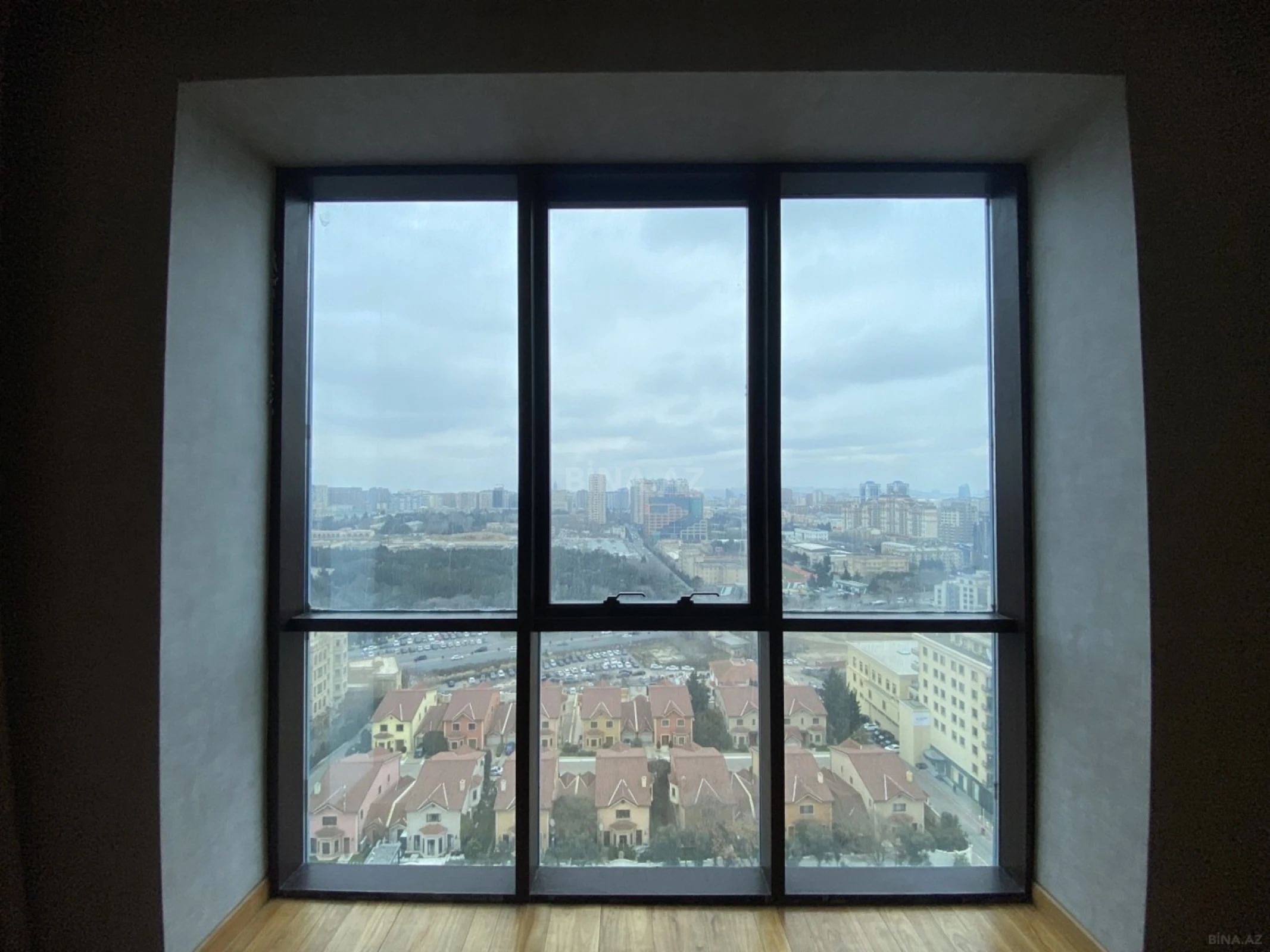 Satılır 4 otaqlı mənzil 210 m²