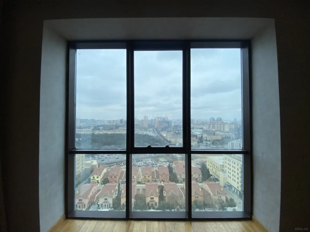 Satılır 4 otaqlı mənzil 210 m²