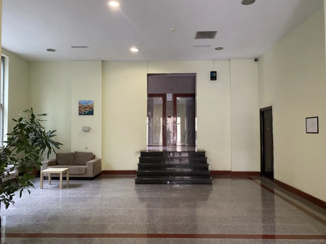 Satılır 4 otaqlı mənzil 210 m²