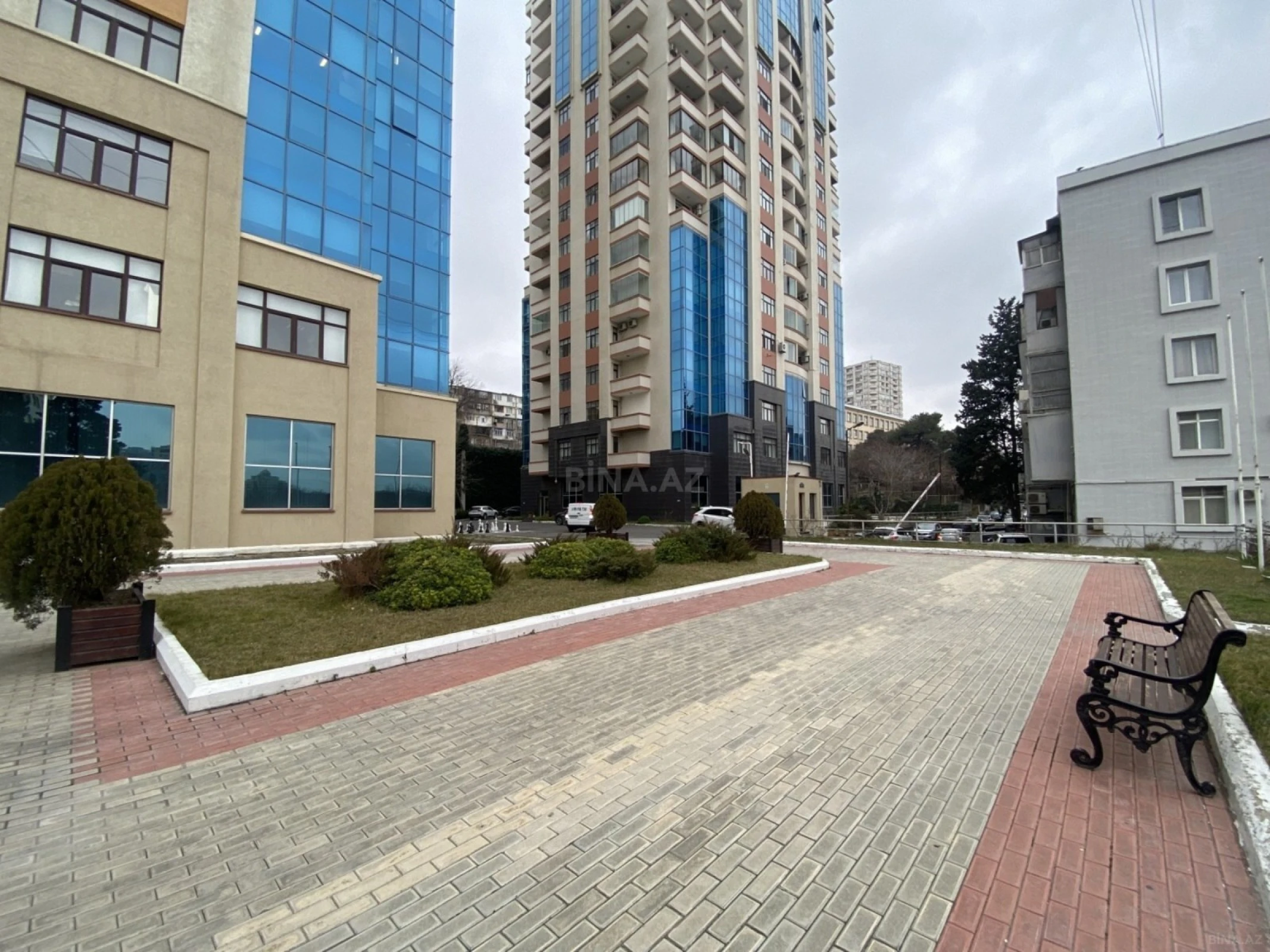 Satılır 4 otaqlı mənzil 210 m²