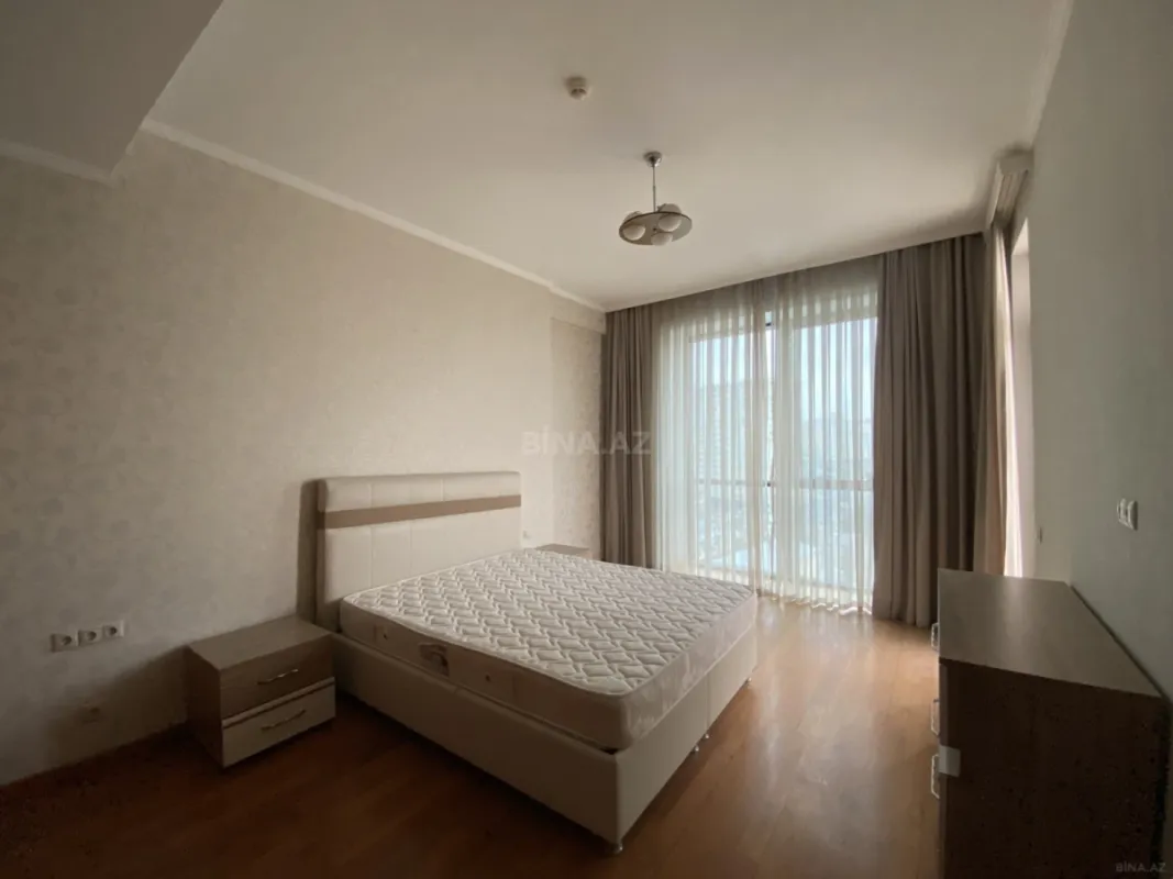 Satılır 4 otaqlı mənzil 210 m²