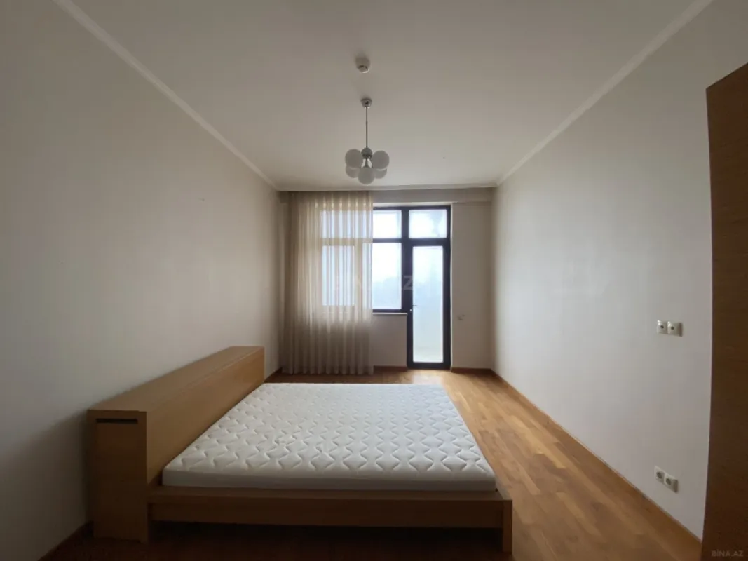 Satılır 4 otaqlı mənzil 210 m²
