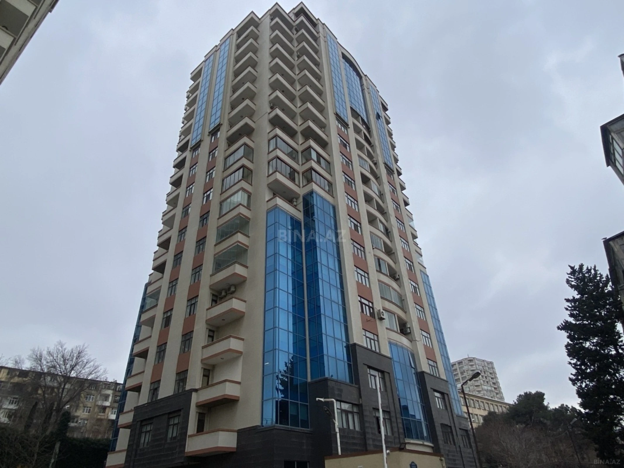 Satılır 4 otaqlı mənzil 210 m²