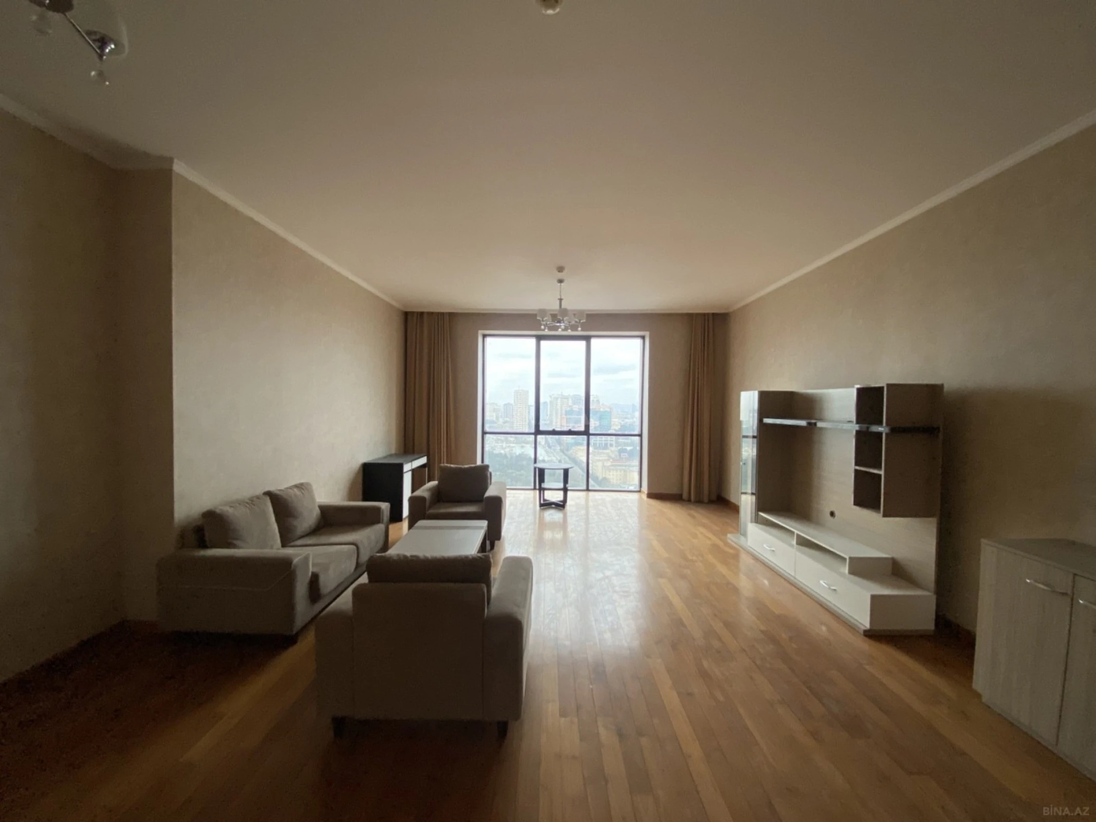 Satılır 4 otaqlı mənzil 210 m²