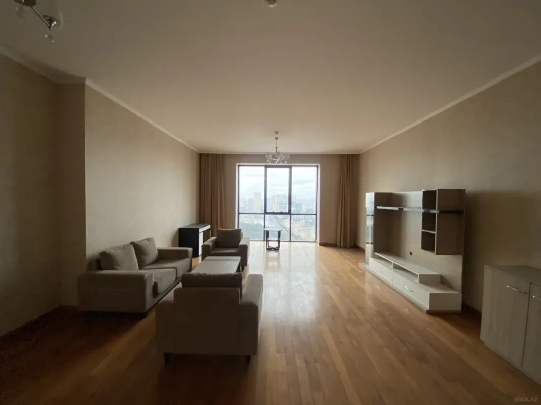 Satılır 4 otaqlı mənzil 210 m²