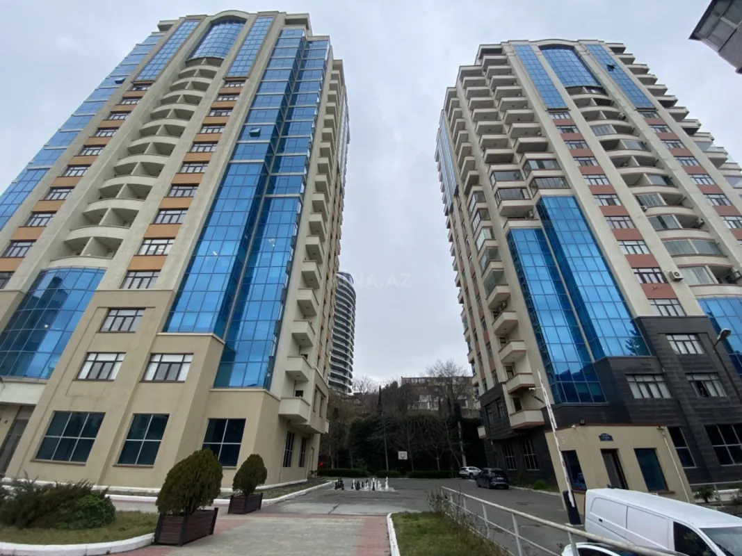 Satılır 4 otaqlı mənzil 210 m²